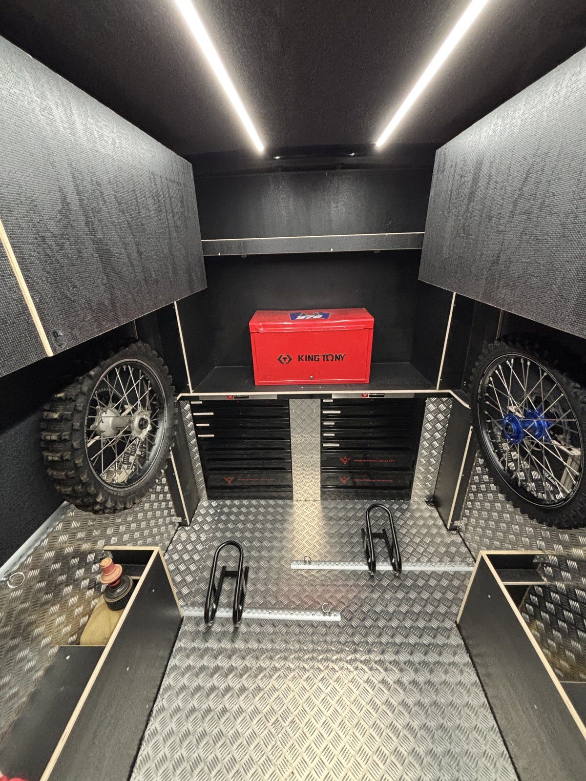 Atelier moto, sol damier alu